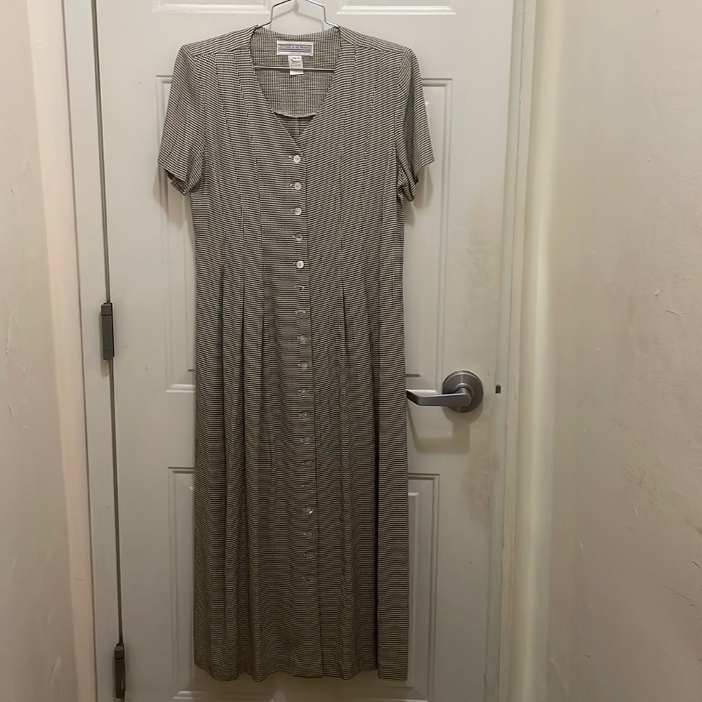 Jessica Howard vintage Black/White maxi dress/ties in back 60%Rayon,40% Acetate.